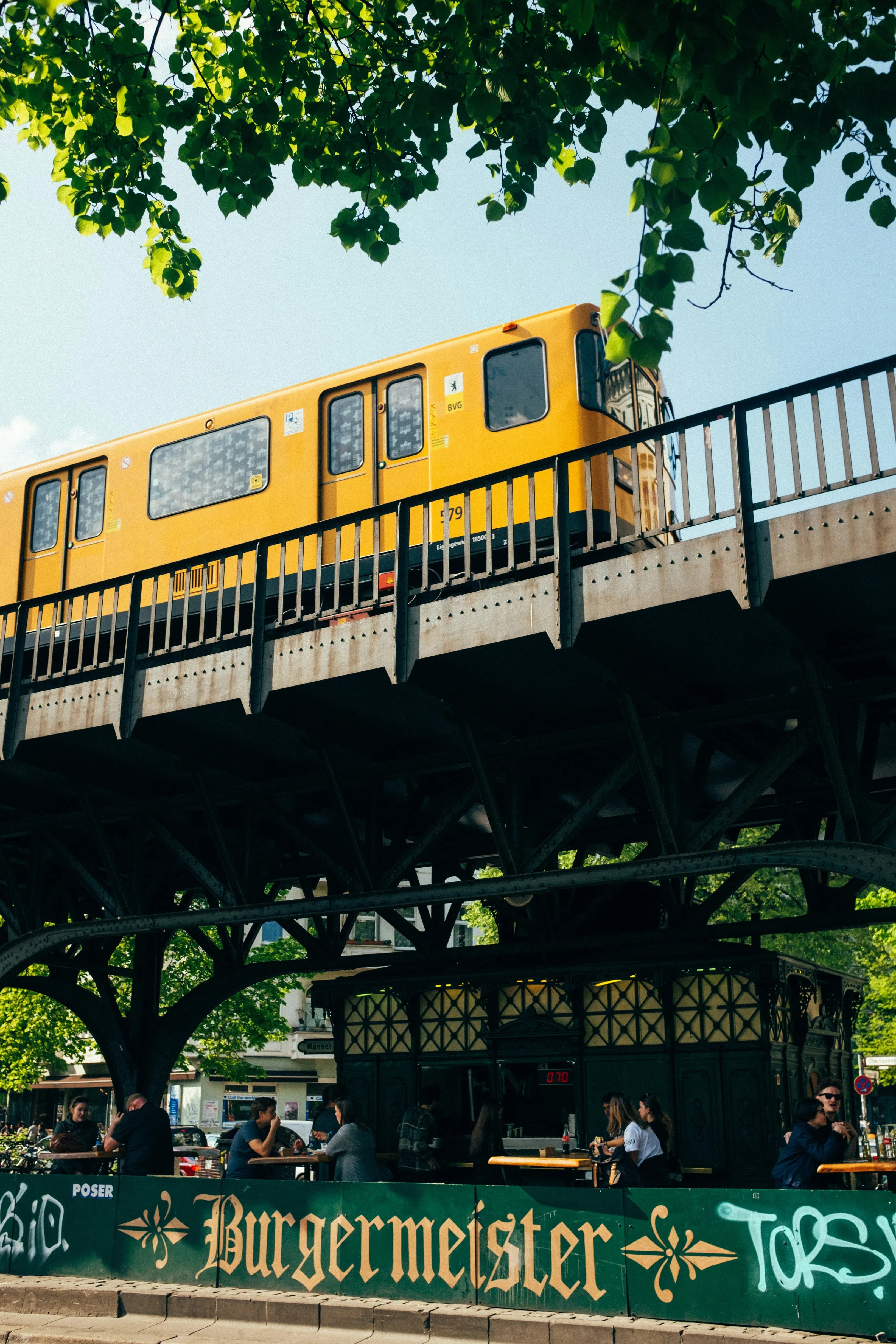 S-Bahn und U-Bahn in 300 Metern Entfernung