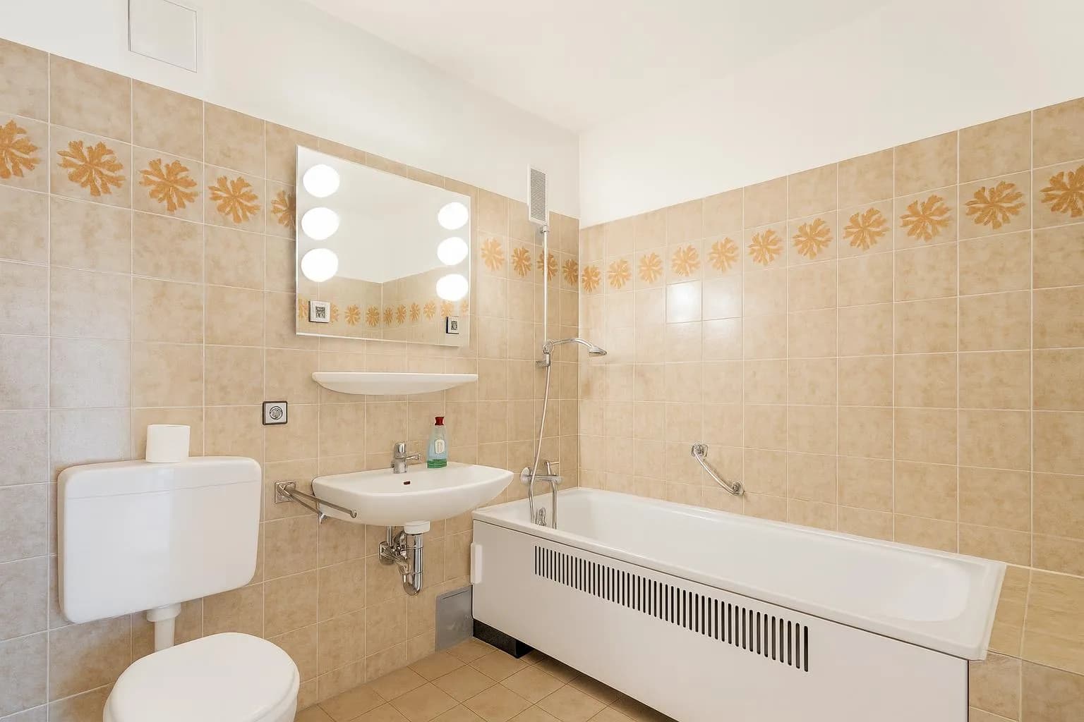 Das Badezimmer – solide ausgestattet mit Badewanne.