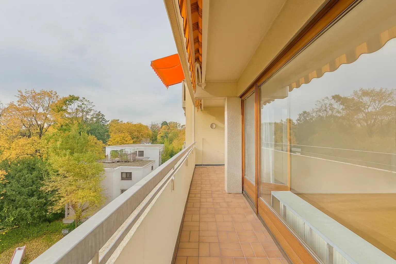 Die Loggia – geschützter Freiraum mit grünem Blick.