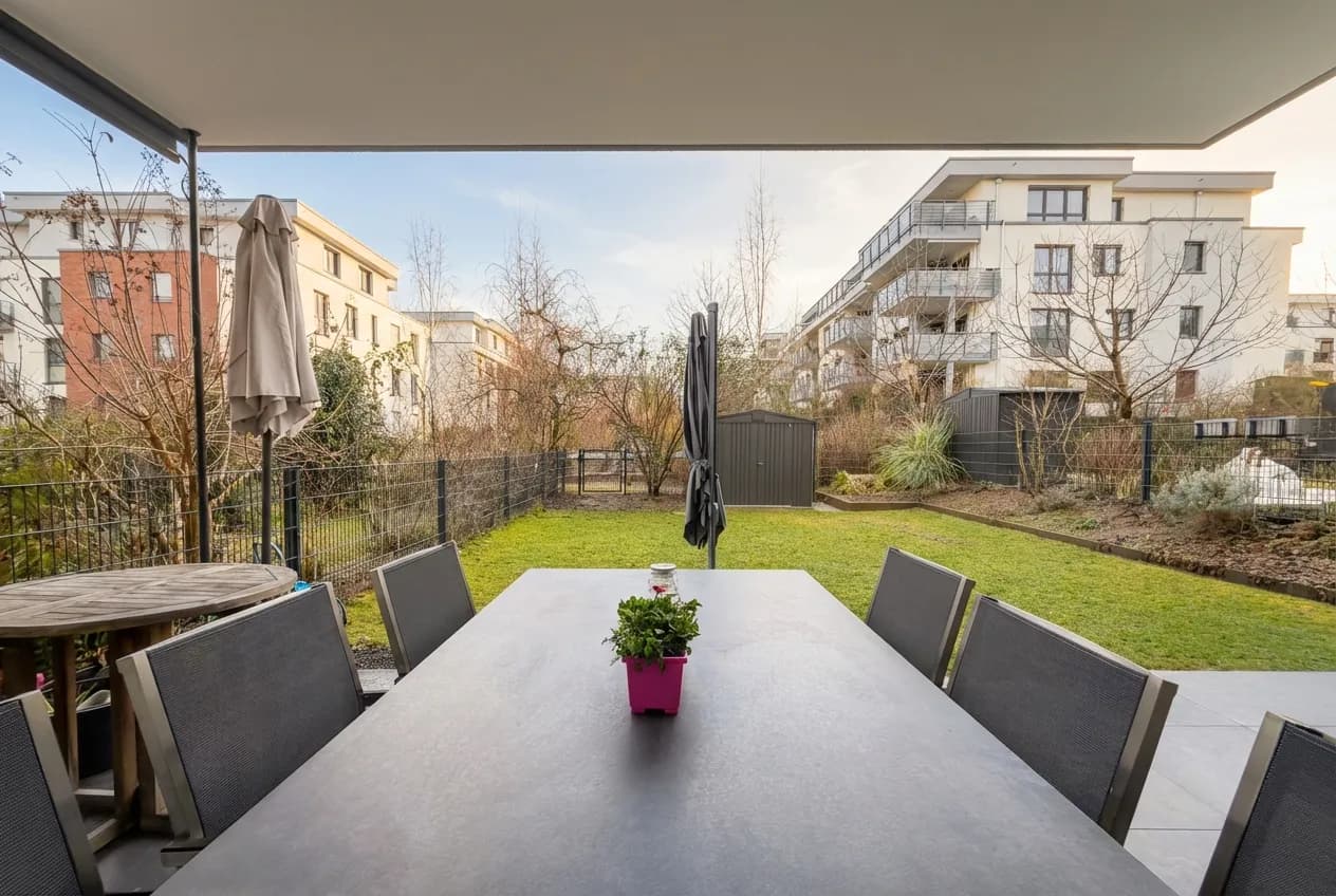 Die Terrasse – Ihr geschützter Platz für Sonne, Ruhe und Lebensfreude.