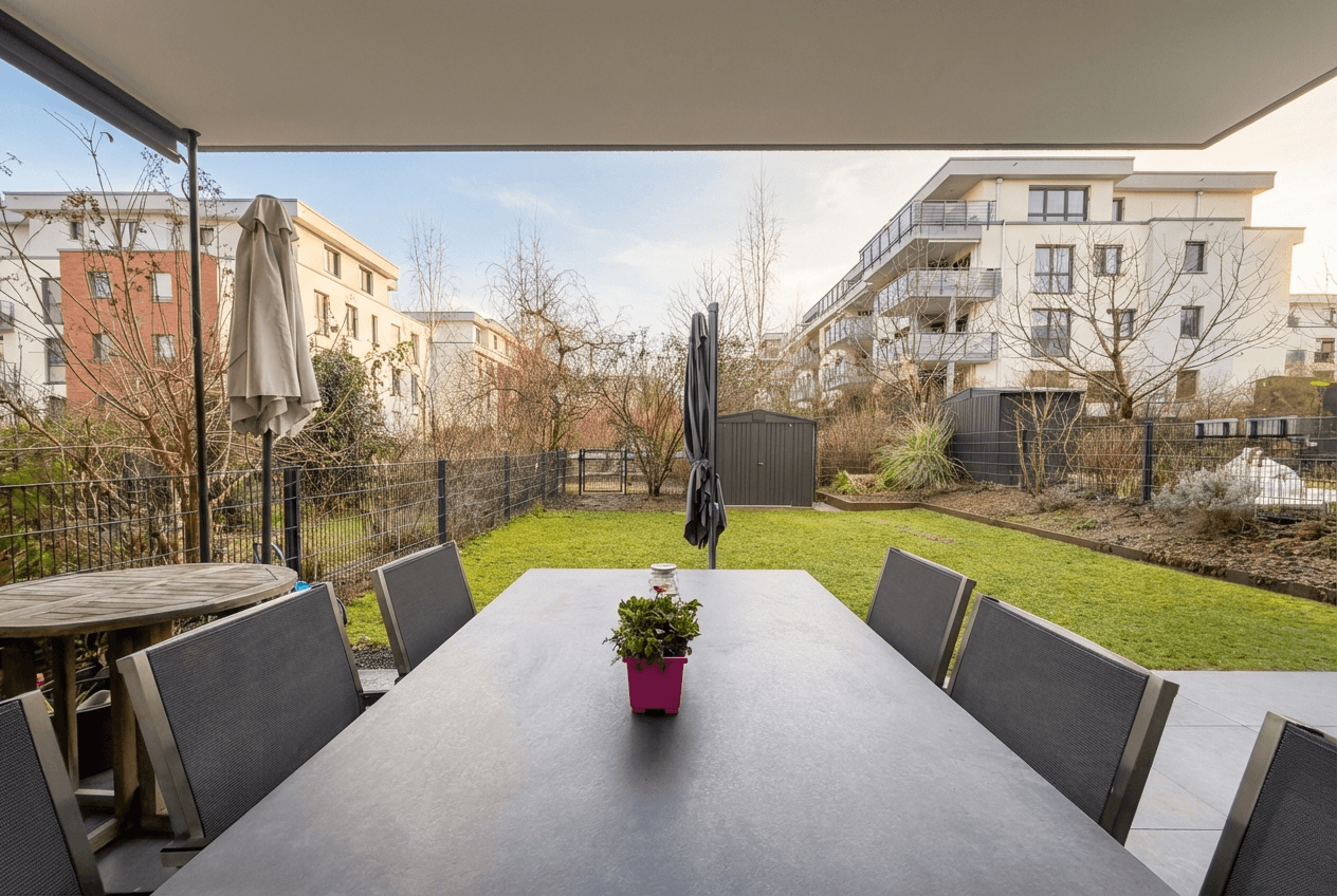 Die Terrasse – Ihr geschützter Platz für Sonne, Ruhe und Lebensfreude.