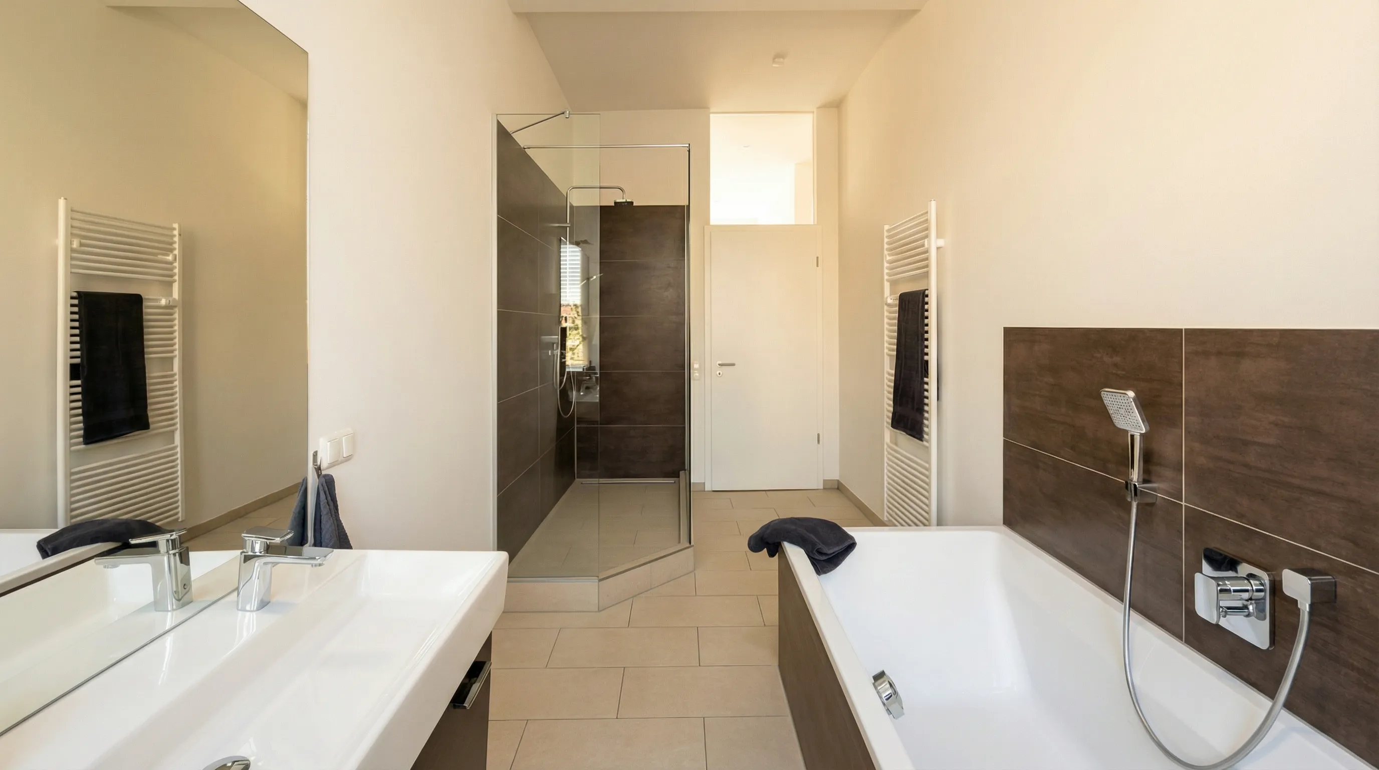 Das Badezimmer – großzügig, klar und komfortabel.