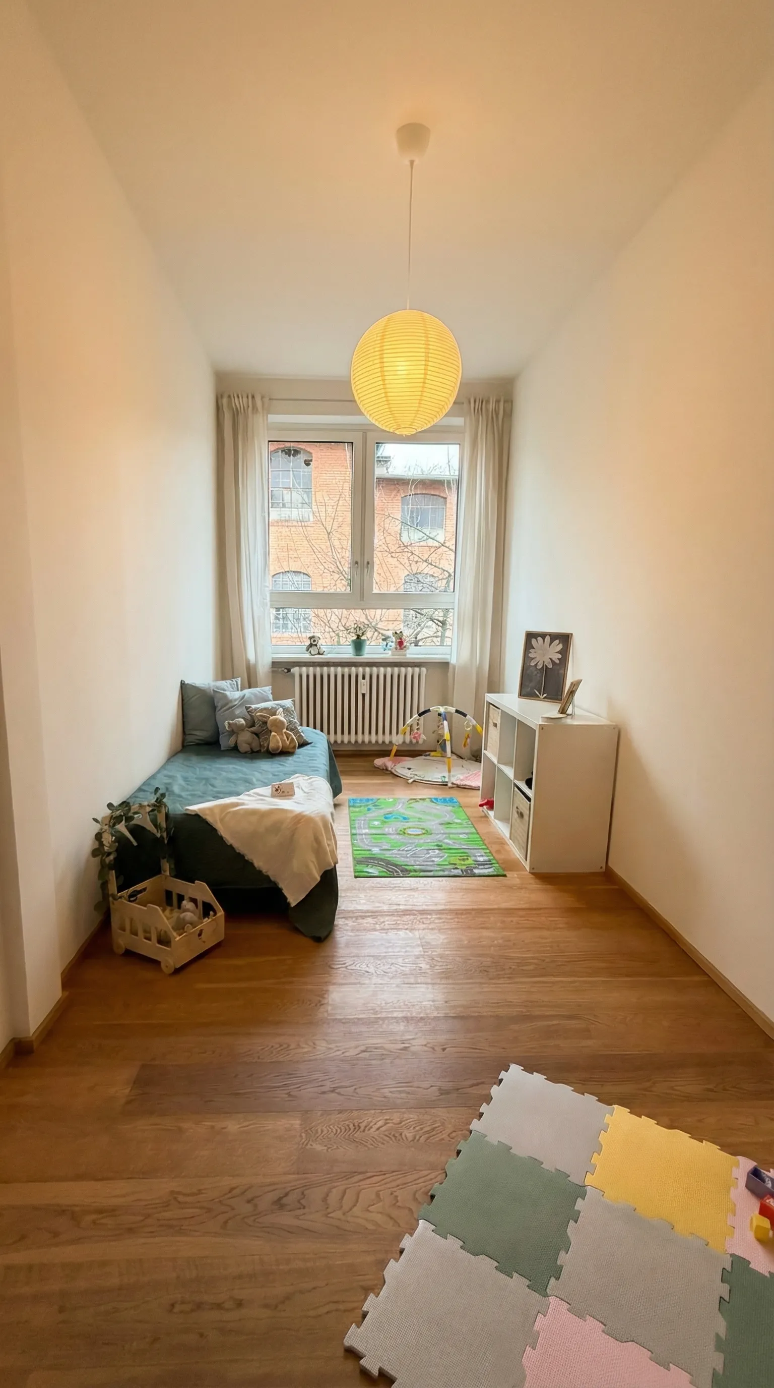 Ein freundliches Zimmer für Kind, Gast oder Hobby.