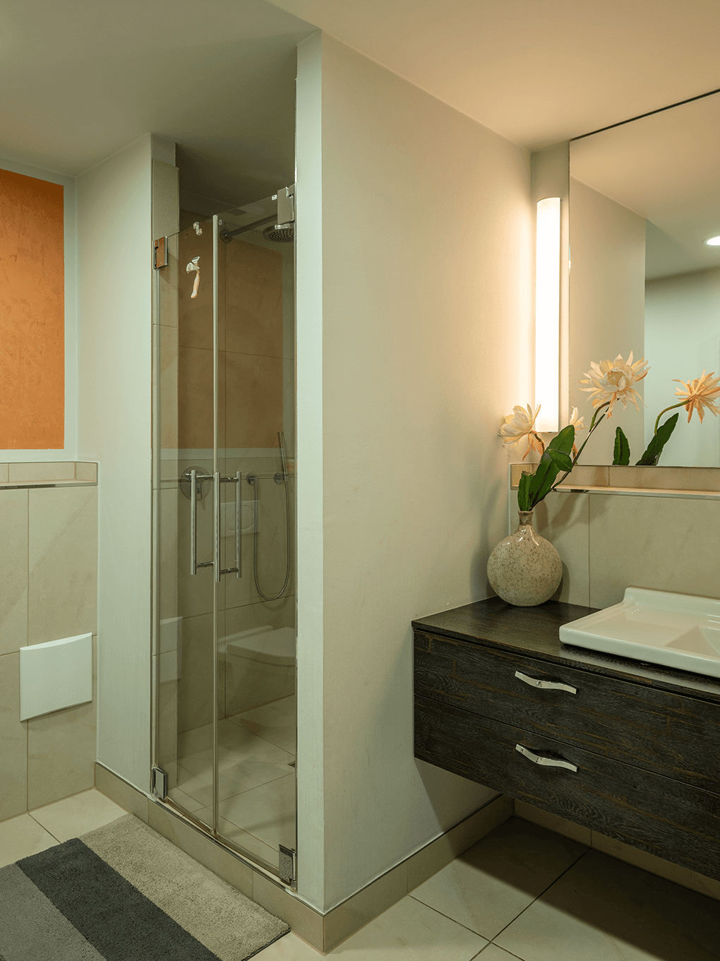 Zwei moderne Badezimmer mit Fußbodenheizung.