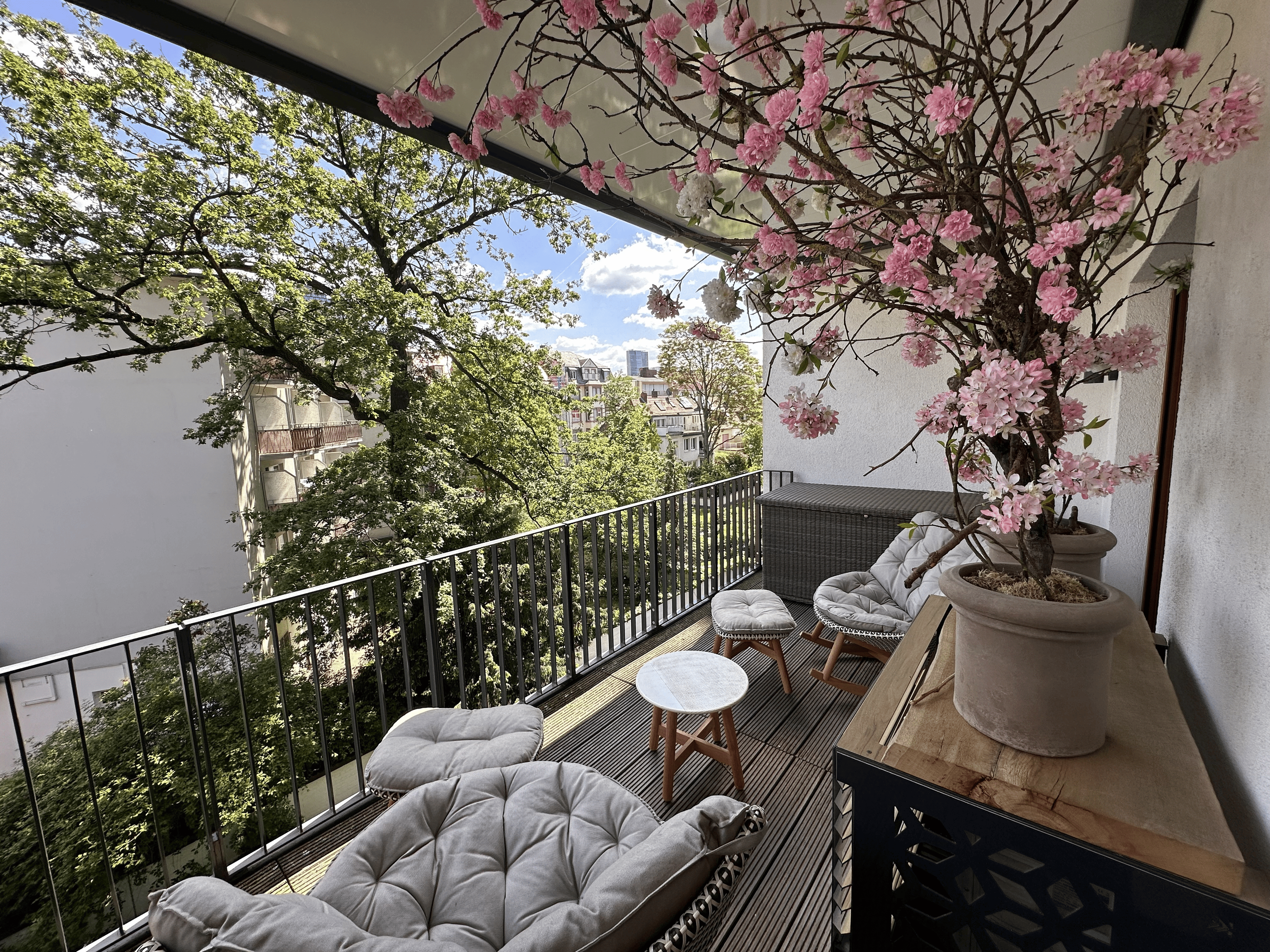 Zwei großzügige Balkone – Sonne und Ruhe im Grünen.