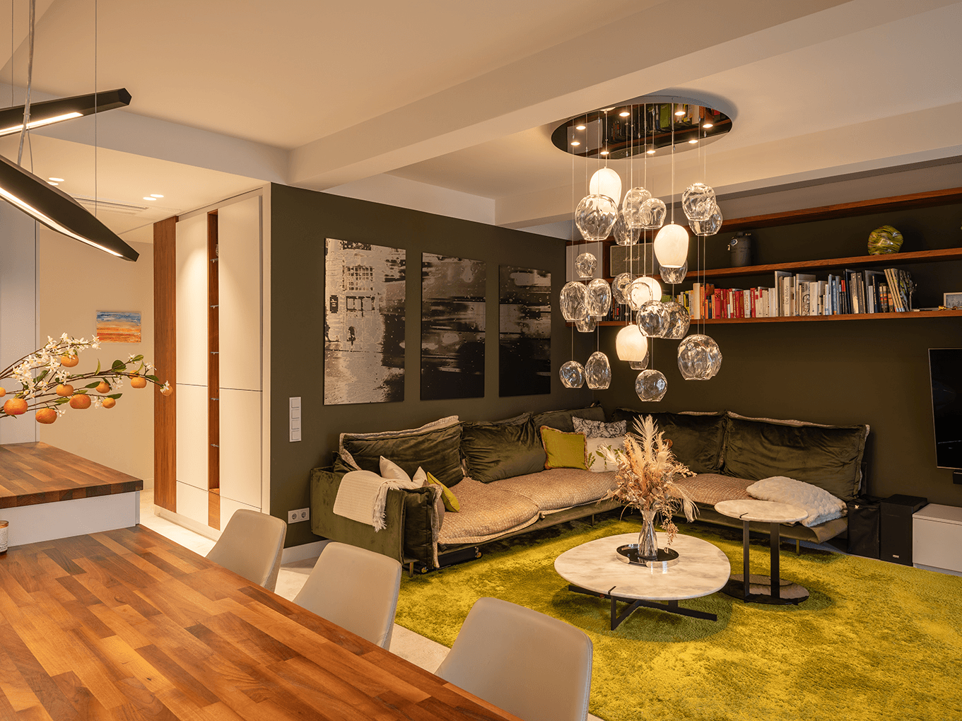 Der Wohnbereich – stilvoll, hell und einladend.