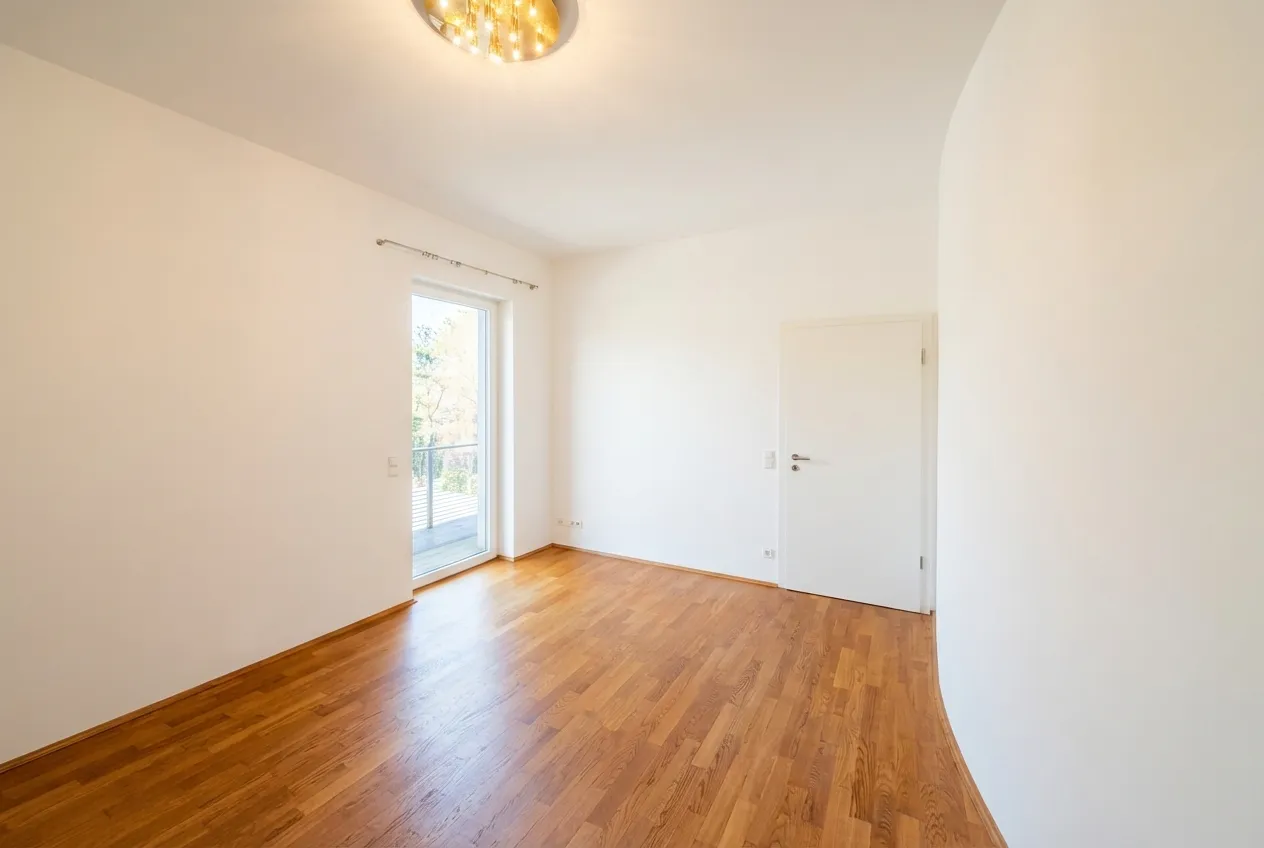 Ein zusätzlicher Raum mit Terrassenzugang – ideal für Arbeit oder Gäste.