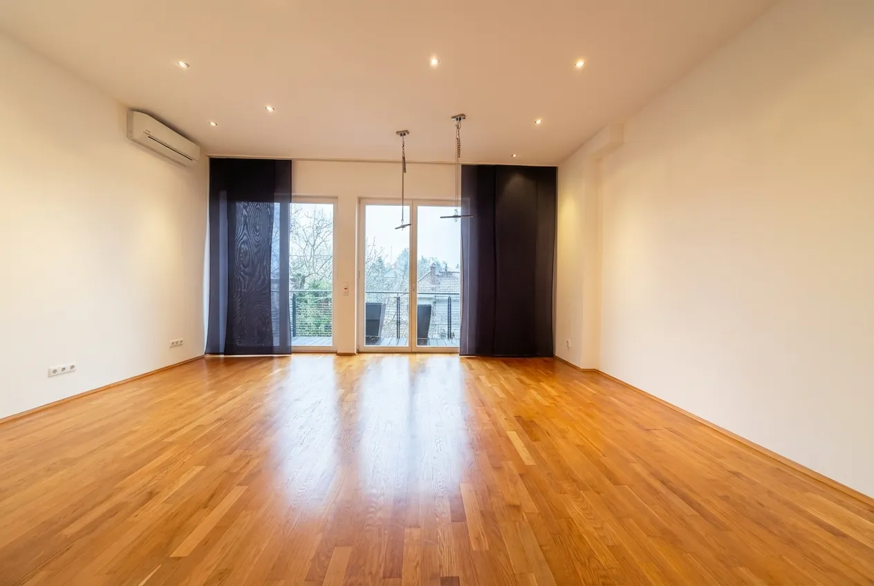 Das Schlafzimmer – ruhig, großzügig und mit direktem Terrassenbezug.