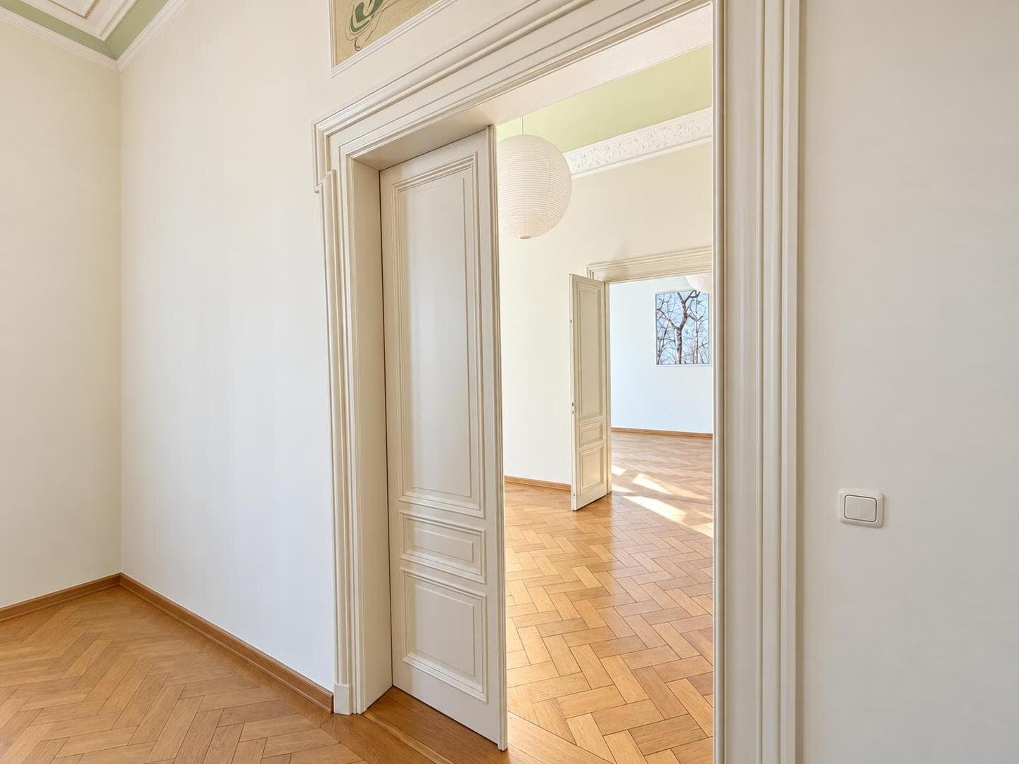 Das Balkonzimmer – Morgenlicht und ein Platz im Freien.