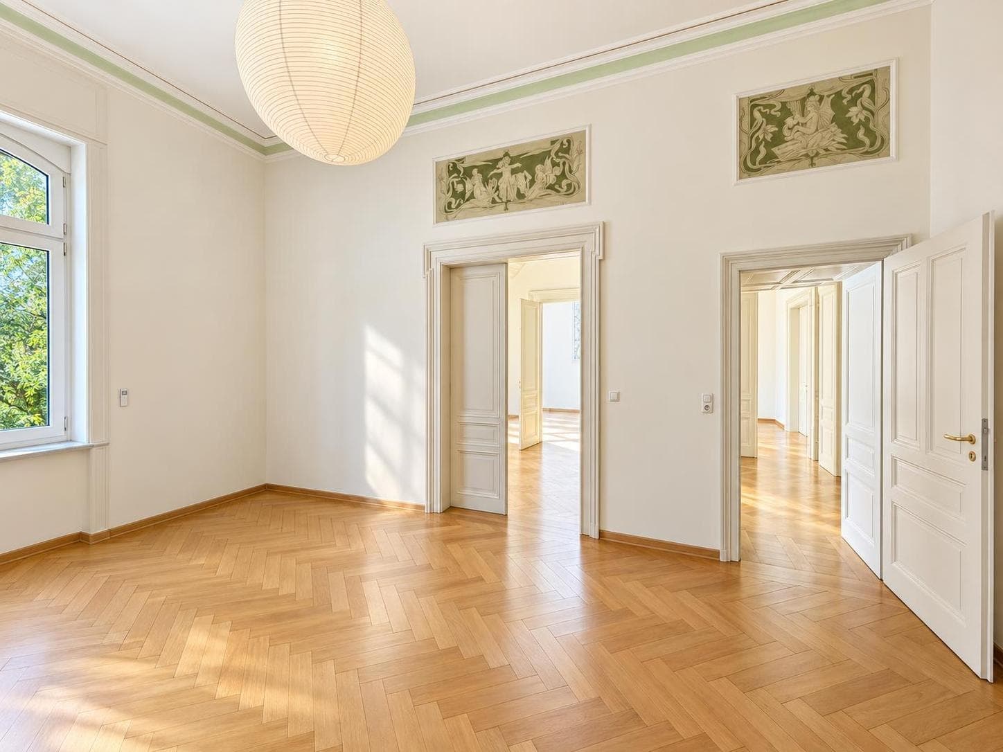 Der Salon – Jugendstil-Fresken über den Türen.