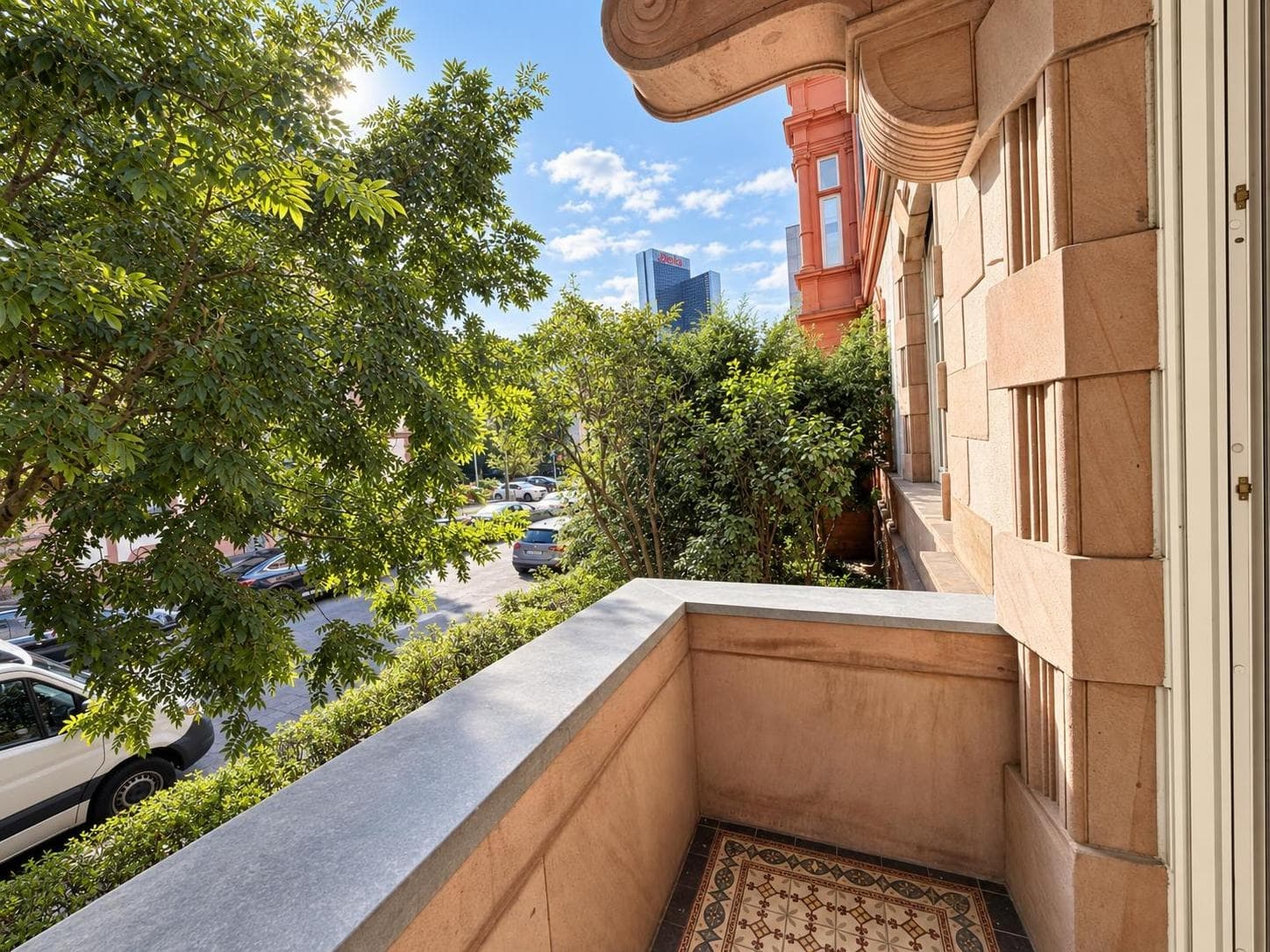 Der Südbalkon – Ornamentfliesen und Blick ins Grüne.
