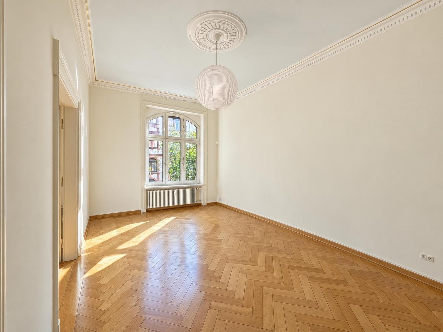 Licht, Rosette und Gold – Raum für Ihren Wohnbereich.