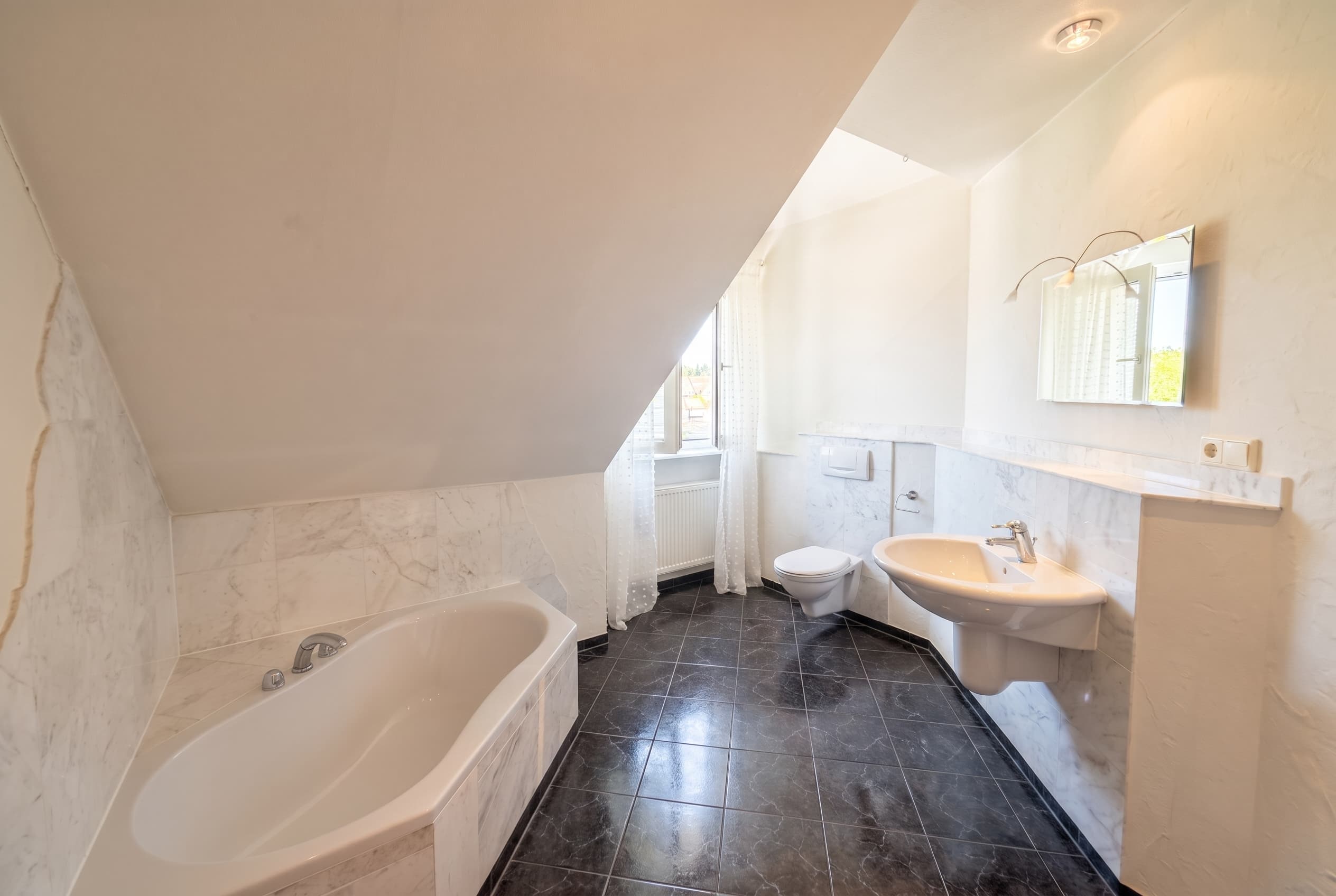 Das Bad im Dachgeschoss – Wanne mit Charakter.