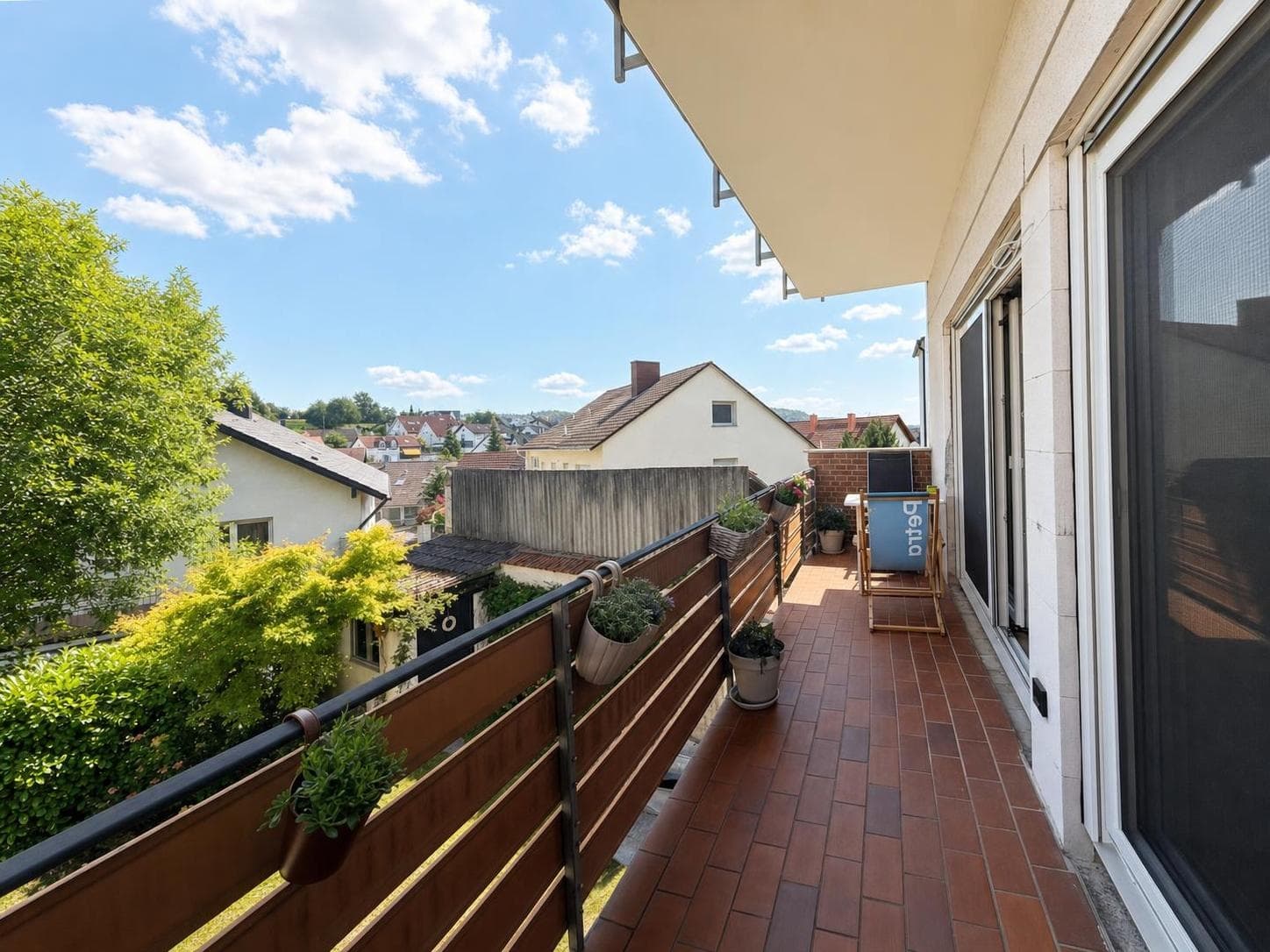 Der Balkon – Blick über die Dächer von Haibach.