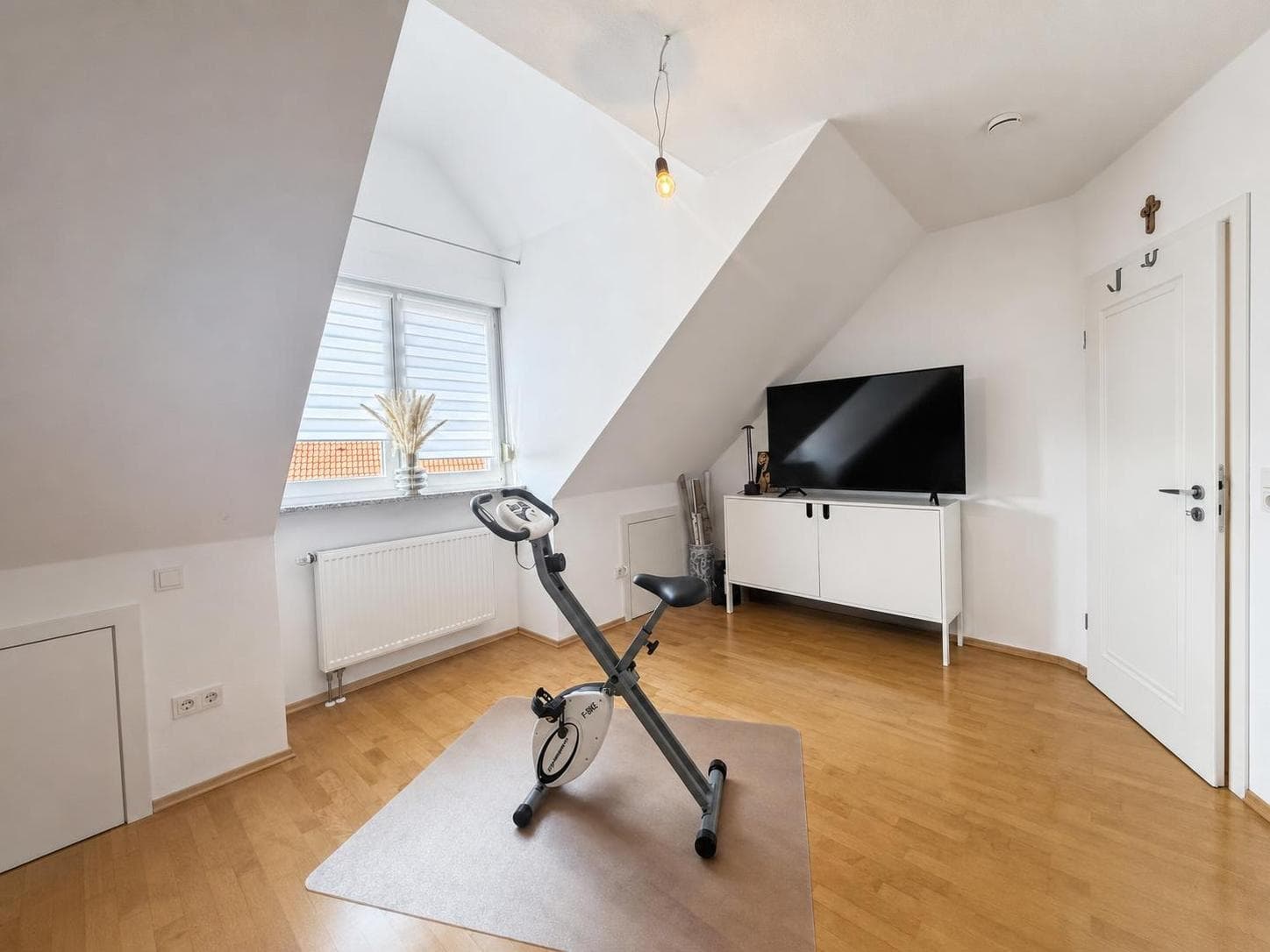 Ein flexibles Zimmer im Dachgeschoss – für Gäste, Sport oder Hobby.