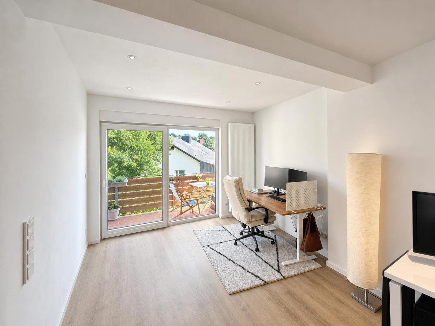 Heller Arbeitsbereich mit Balkonzugang – ideal fürs Homeoffice.