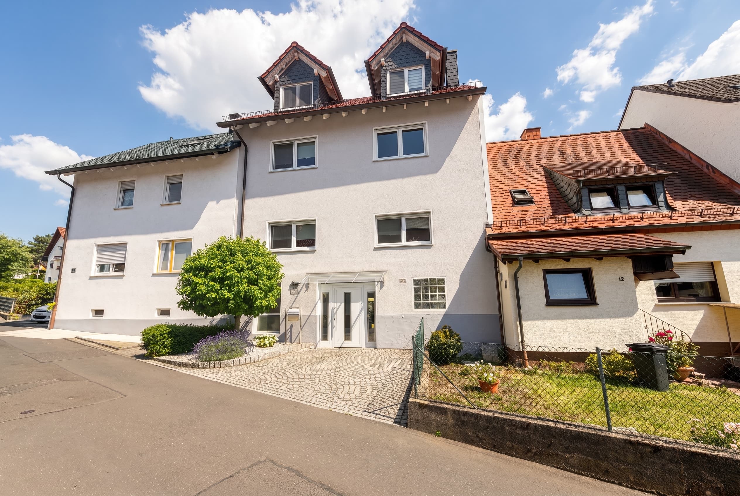 Gepflegtes Wohnhaus in ruhiger Wohnstraße